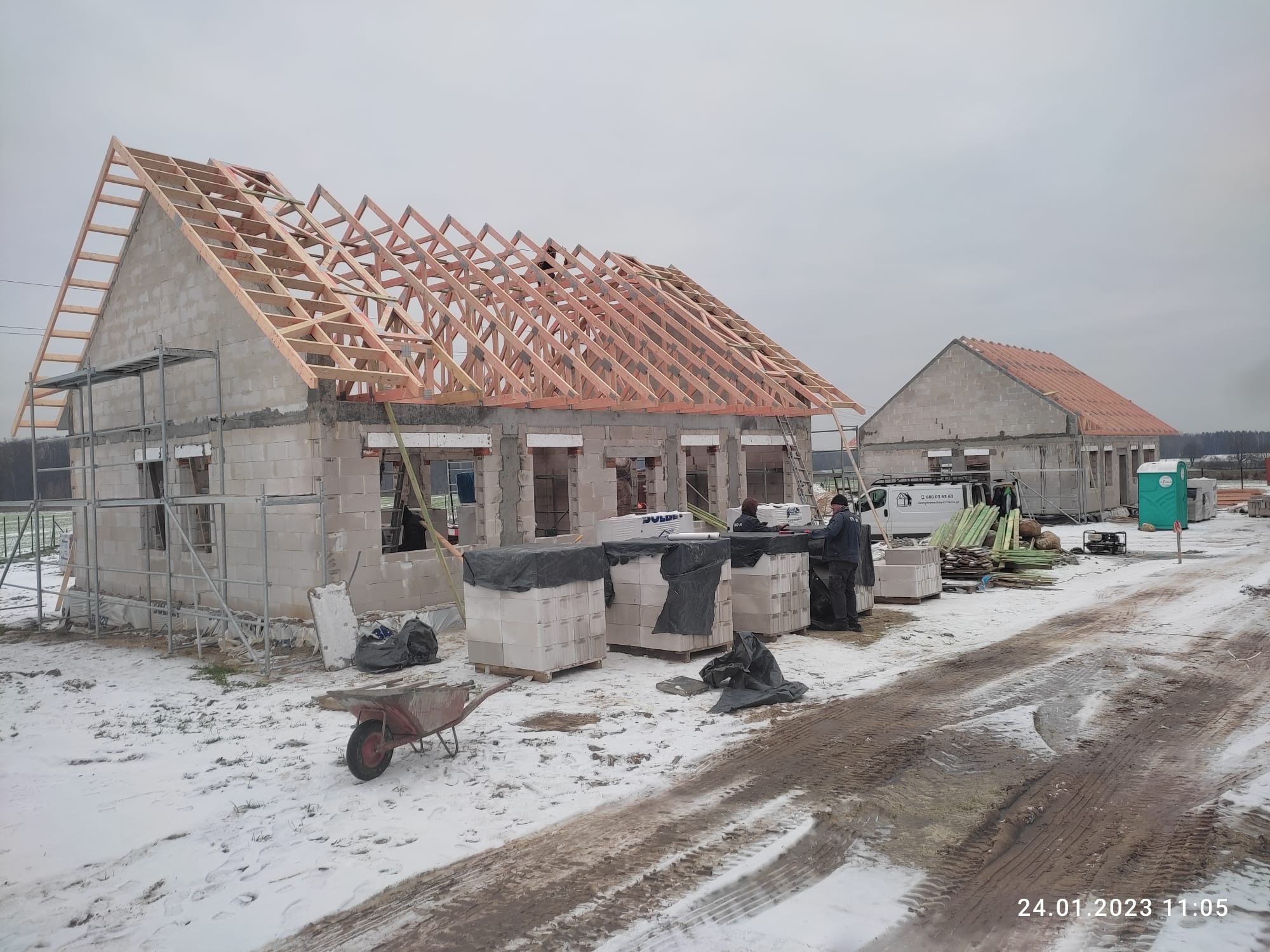 Zdjęcie jednego z domów jednorodzinnych w Kołowie podczas budowy.